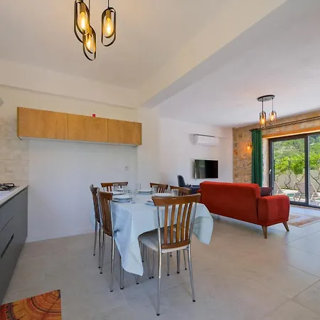 Kizilbella 2, Lueks Havuzlu Korunakli Tas 페티예